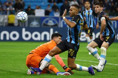 Braithwaite perde chance incrível e Grêmio é eliminado na Sul-Americana