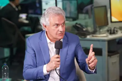Caiado critica Flávio Bolsonaro por explorar imagem do pai sem propostas
