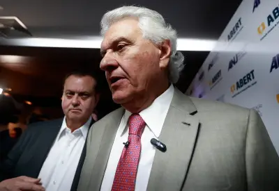 Caiado critica Flávio como coadjuvante em convenção com Milei e ironiza vídeo de IA