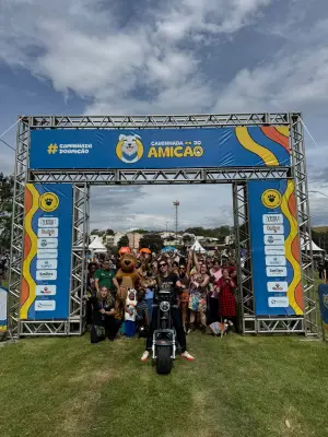 Caminhada do Amicão reúne 700 cães em Resende com desfile temático