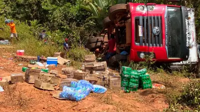 Caminhão carregado com alimentos tomba na BR-156 em Oiapoque