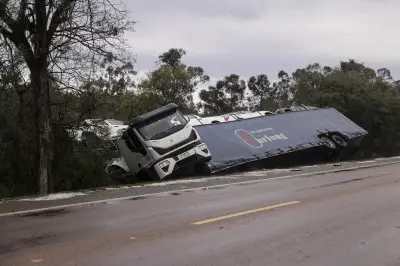 Caminhão-cegonha argentino perde controle após temporal no RS