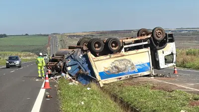 Caminhão de lixo tomba na Rodovia Laércio Corte em Limeira e interdita faixa