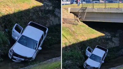 Caminhonete cai no córrego Vidoca em São José dos Campos após perder controle