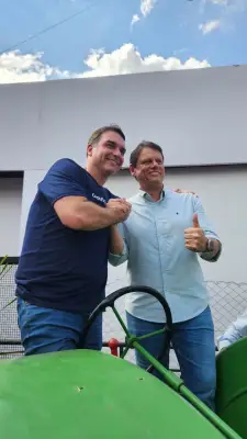 Campanha de Flávio Bolsonaro espera apoio de Tarcísio já no 1º turno
