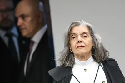 Carmen Lúcia defende democracia e urnas eletrônicas em evento