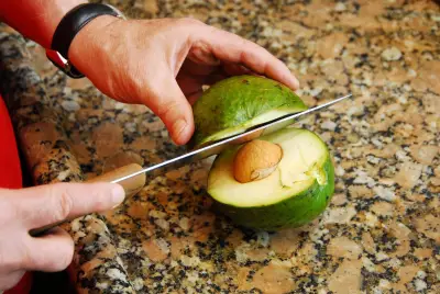 Caroço de abacate é comestível? Nutricionista esclarece e dá receitas