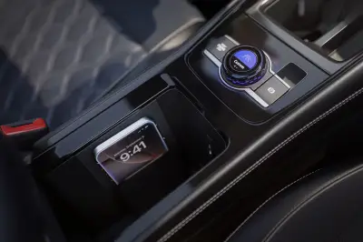 Carregador por indução em carros acelera degradação da bateria do celular