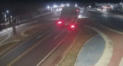 Carreta com melão tomba e atinge três veículos na BR-226