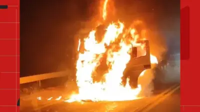 Carreta pega fogo e interdita totalmente BR 101 em Anchieta, ES