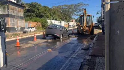 Carro afunda em buraco por vazamento na Zona Sul de Teresina