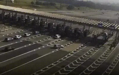 Carro atinge cabine e derruba teto de pedágio na SP-340 em Campinas
