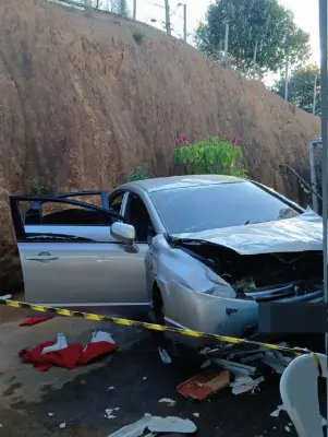 Carro cai em ribanceira, atinge igreja e deixa cinco feridos em Ubá