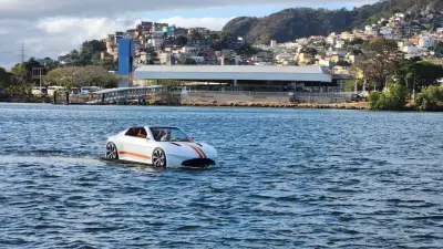 Carro conversível de luxo navega pela Baía de Vitória e viraliza