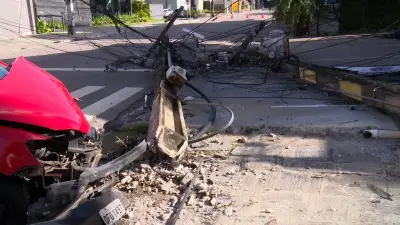 Carro derruba dois postes em João Pessoa; motorista foge