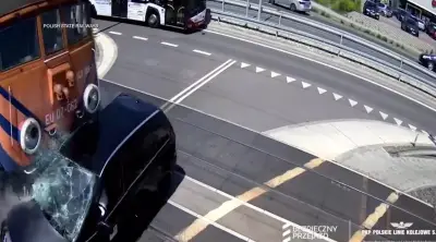 Carro invade trilho e é arrastado por trem na Polônia; dois feridos