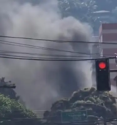 Carro pega fogo em frente à concessionária Volvo em Botafogo e interdita rua