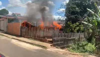 Casa é destruída por incêndio em Tucumã; crianças escapam ilesas