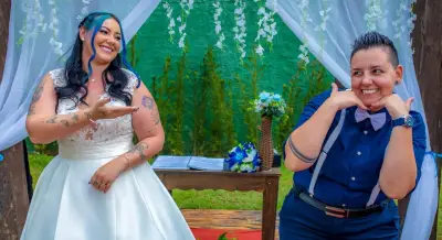 Casal de intérpretes de Libras viraliza com votos em língua de sinais