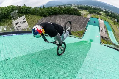 Ciclista japonês bate recorde ao descer rampa de salto de esqui de costas