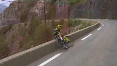 Ciclista Sepp Kuss escapa de precipício e é punido por lixo no Tour de France