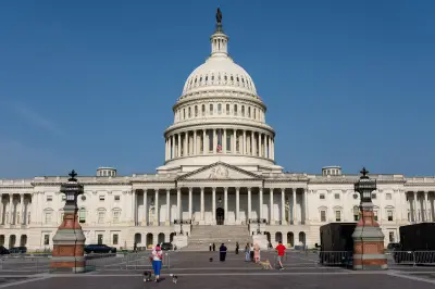 Câmara dos EUA vota por fim da guerra com Irã em nova repreensão a Trump