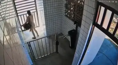 Câmera flagra furto de R$ 13 mil de idosa cadeirante em Maceió