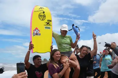 Com ajuda de Neymara Carvalho, Alexandra Rinder é campeã mundial de bodyboard