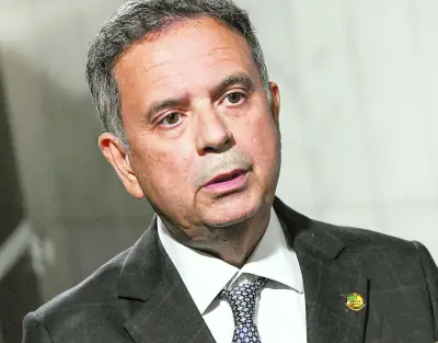 Coordenador da PR de Flávio nega preocupação, mas aliados temem ligação com Vorcaro