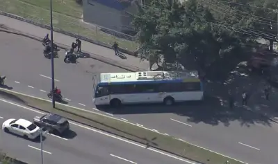 Criminosos usam ônibus como barricadas durante operação da PM no Rio