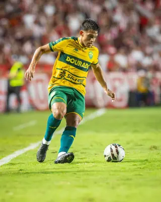 Cuiabá rescinde contrato com atacante argentino Yamil Asad