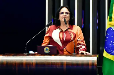 Damares deixa equipe de Flávio Bolsonaro após ataques misóginos