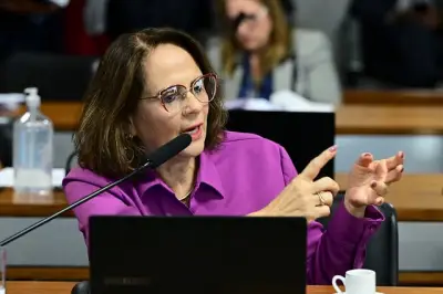 Damares nega ter deixado pré-campanha de Flávio e critica 'fogo amigo' na direita