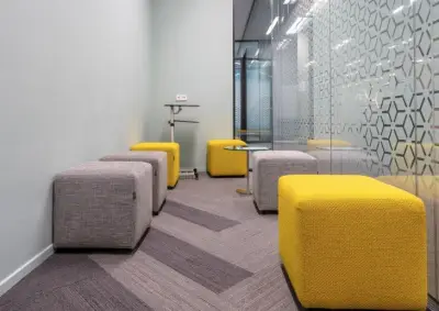 Decoração moderna com listras e padrões geométricos pode causar desconforto físico, diz estudo