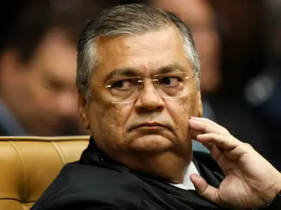 Defesa de Flávio Bolsonaro pede que inquérito do filme Dark Horse vá para Mendonça