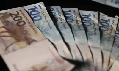 DIs fecham em alta com Treasuries e expectativa de juros nos EUA