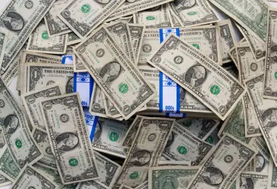 Dólar opera em alta com IPCA-15 abaixo do esperado e expectativas de juros nos EUA