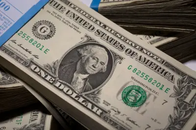 Dólar sobe com valorização global e atinge R$ 5,70