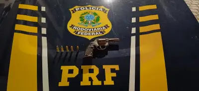 Dois presos com carro roubado e arma em Medina, MG