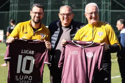 Dorival Júnior é homenageado pela Ferroviária em reencontro emocionante