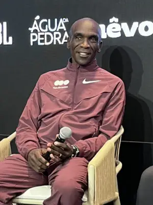 Eliud Kipchoge promete prova rápida e inspira corredores em Porto Alegre