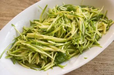 Espaguete de abobrinha e cenoura: receita saudável para substituir o macarrão