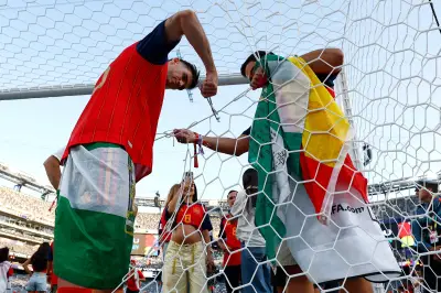 Espanha corta rede do gol como lembrança do bicampeonato mundial