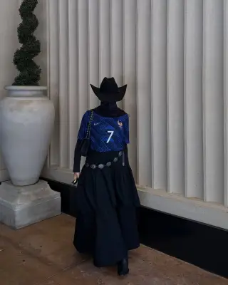 Esposa de Dembélé exibe look cowboy em jogo que eliminou França