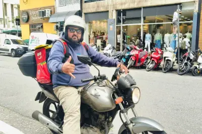 Estrutura de loja desaba sobre pedestres em Santos; motoboy escapa por segundos