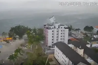 Estrutura metálica arrancada por vendaval cai em praça em Caraguatatuba