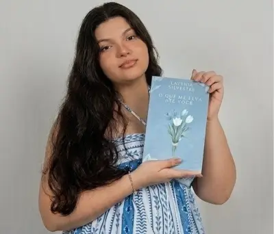 Estudante de 17 anos lança livro 'O Que Me Leva Até Você' em plataforma digital