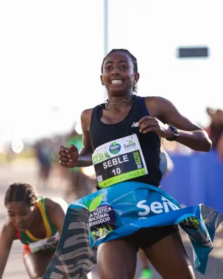 Etíope vence 15 km em Petrolina após ultrapassagem na linha final