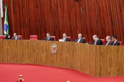 Eventual punição a Flávio por vídeo de Bolsonaro teria que partir do TSE, avaliam ministros
