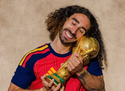 É #FAKE: Cucurella carregou taça da Copa em Lego, não em saco plástico